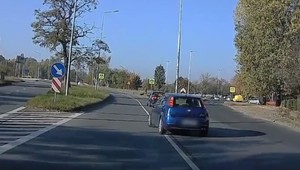 Pieszy i pies uratowali się w ostatniej chwili. 70-letni kierowca słono za to zapłaci [WIDEO]