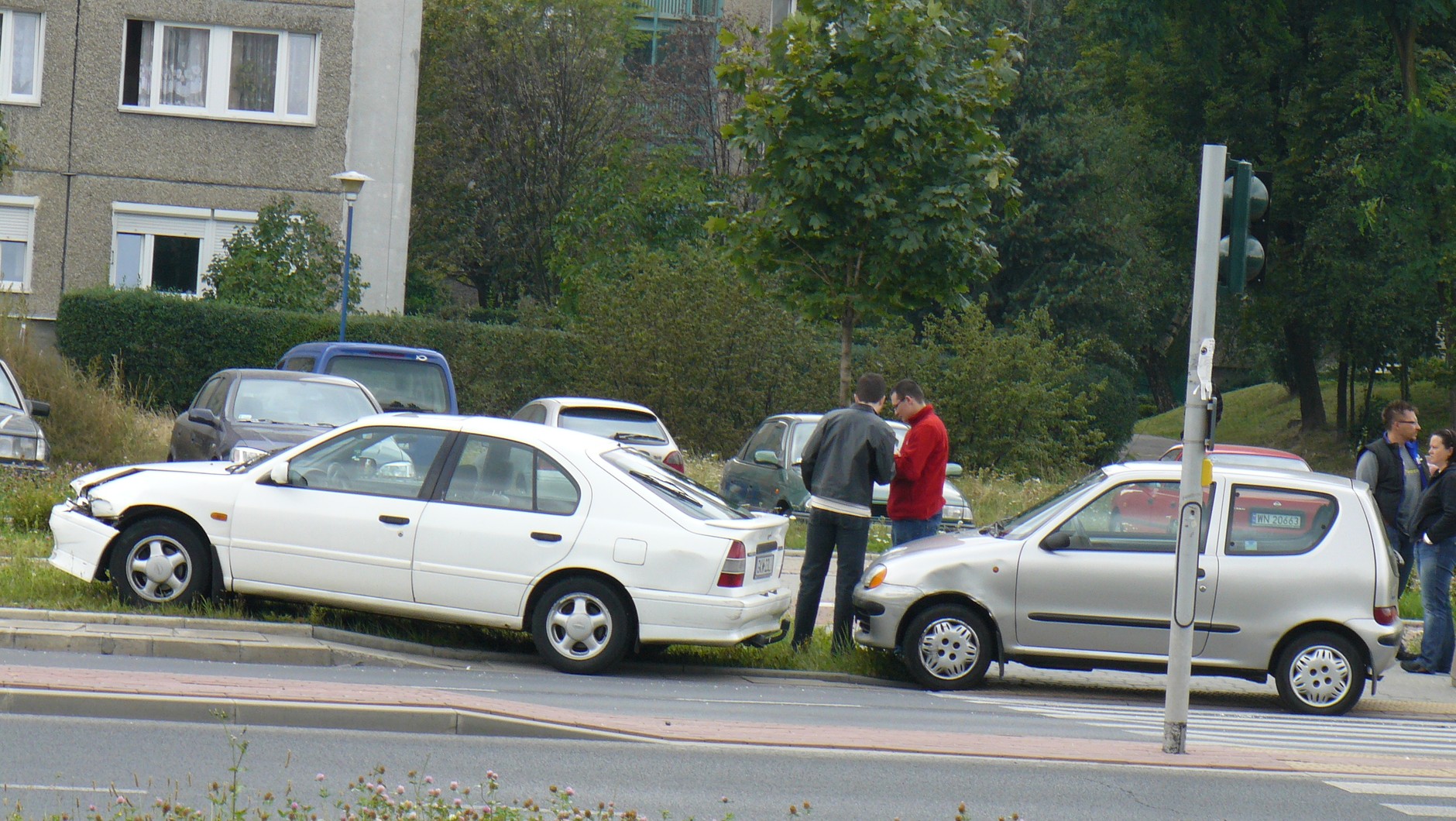 Kiedy nie używamy kierunkowskazów podczas zmiany pasa ruchu znacznie łatwiej o kłopotliwą stłuczkę.