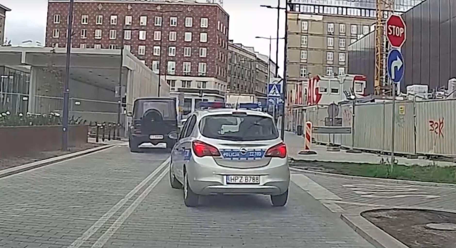 Poważne wykroczenie i pouczenie zamiast mandatu? Od sprawy Arkadiusza Milika trwają w mediach głośne dyskusje, o tym, w jakich sytuacjach policjanci mogą zrezygnować z nałożenia mandatu. 