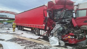 Autostrada A1 zablokowana. Ciężarówki zmiażdżyły auto osobowe
