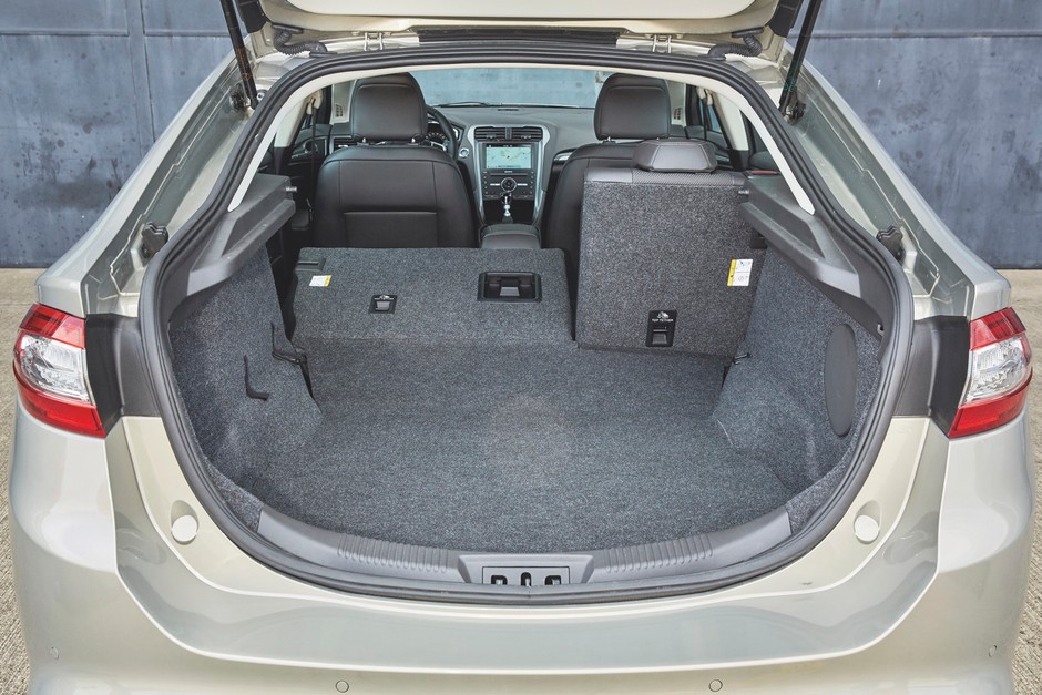 Nowy Opel Insignia kontra Ford Mondeo, Mazda 6 i Skoda Superb - kto wyprzedzi Opla?