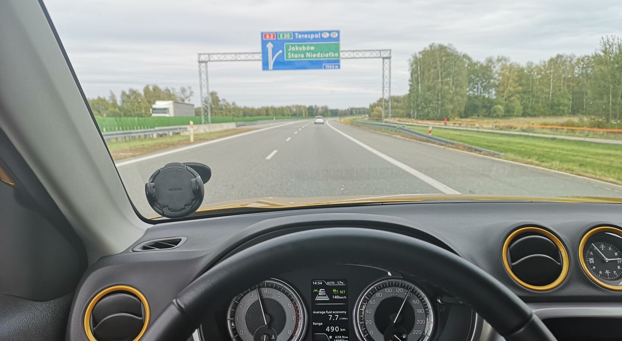 Od ostrzegania po hamowanie - jak technika wyręcza kierowcę