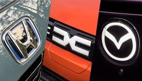 Logotypy Hondy, Dacii i Mazdy (od lewej)