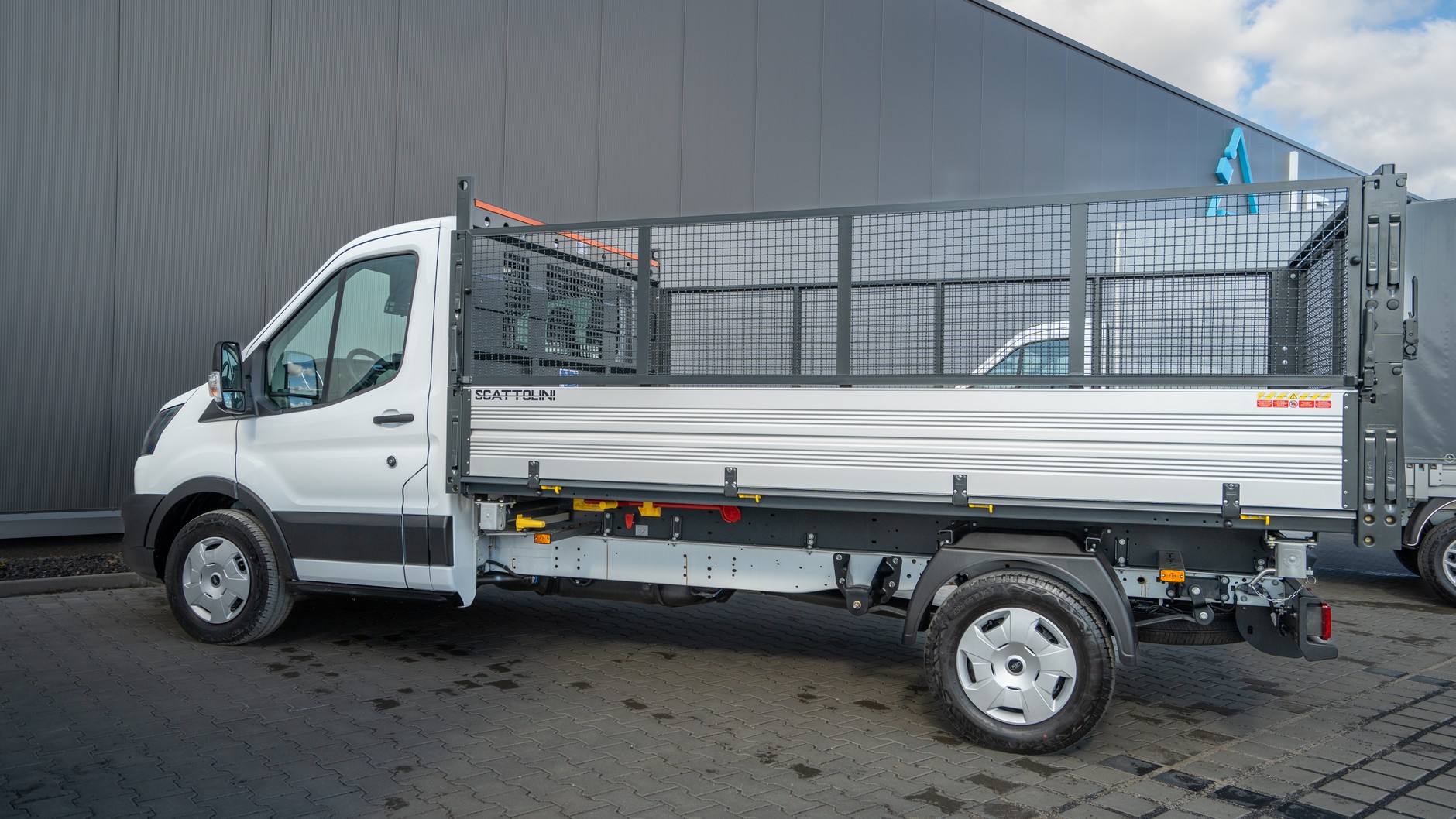 Ford Transit z zabudową typu wywrotka trójstronna