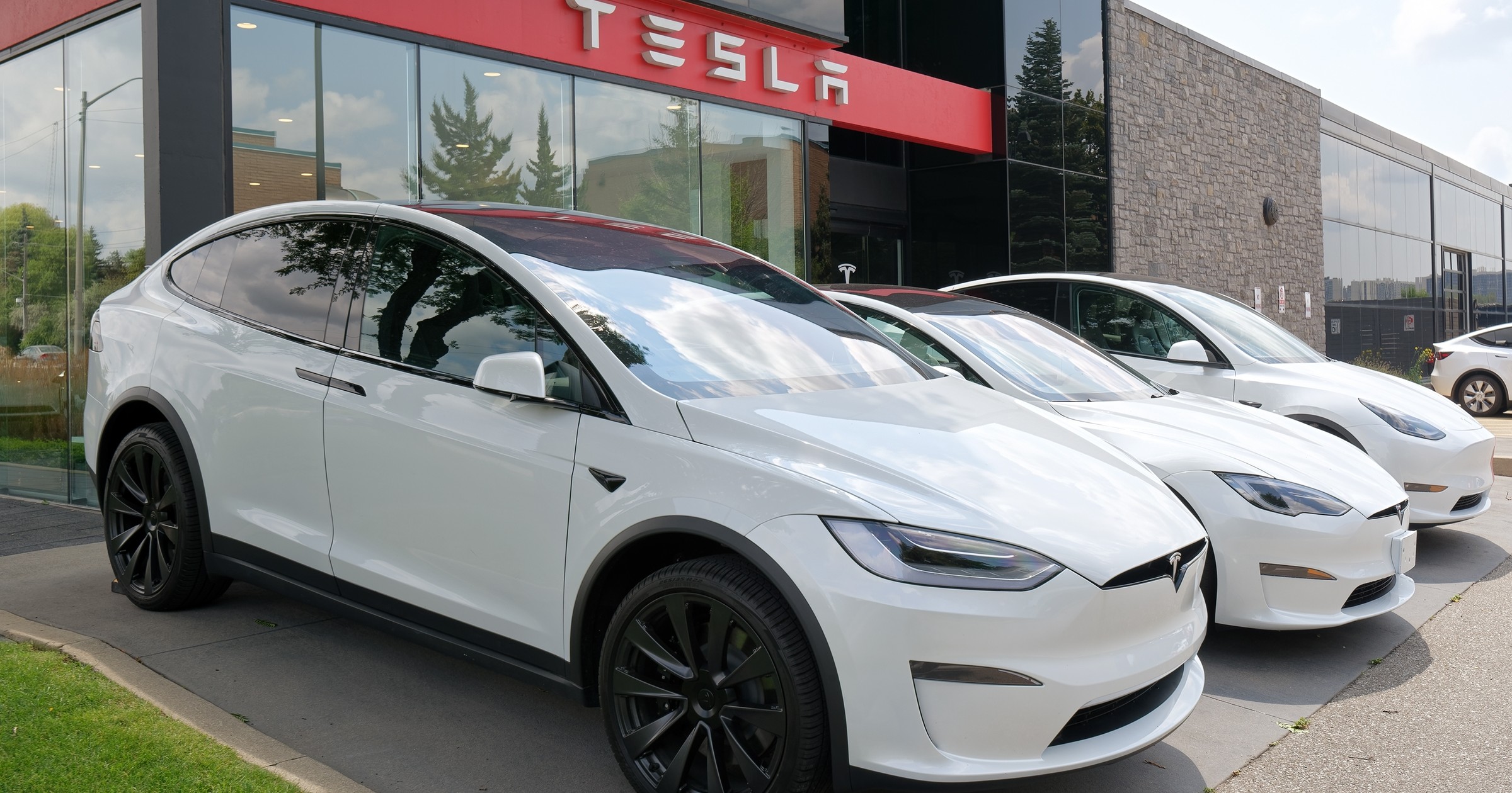 Samochody marki Tesla sprzedają się w Europie coraz gorzej. Za to konkurencja rośnie