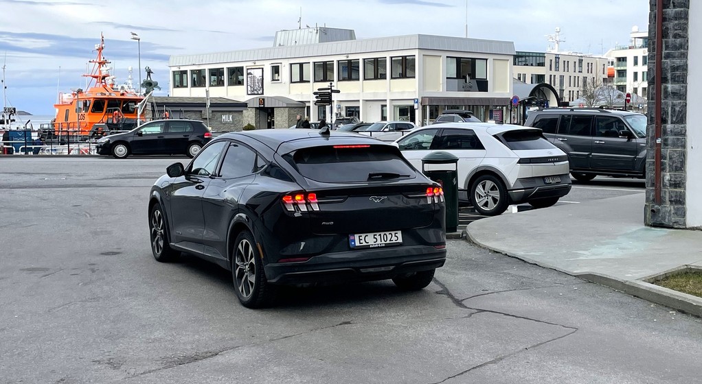 Samochody elektryczne na ulicy w Alesund w Norwegii