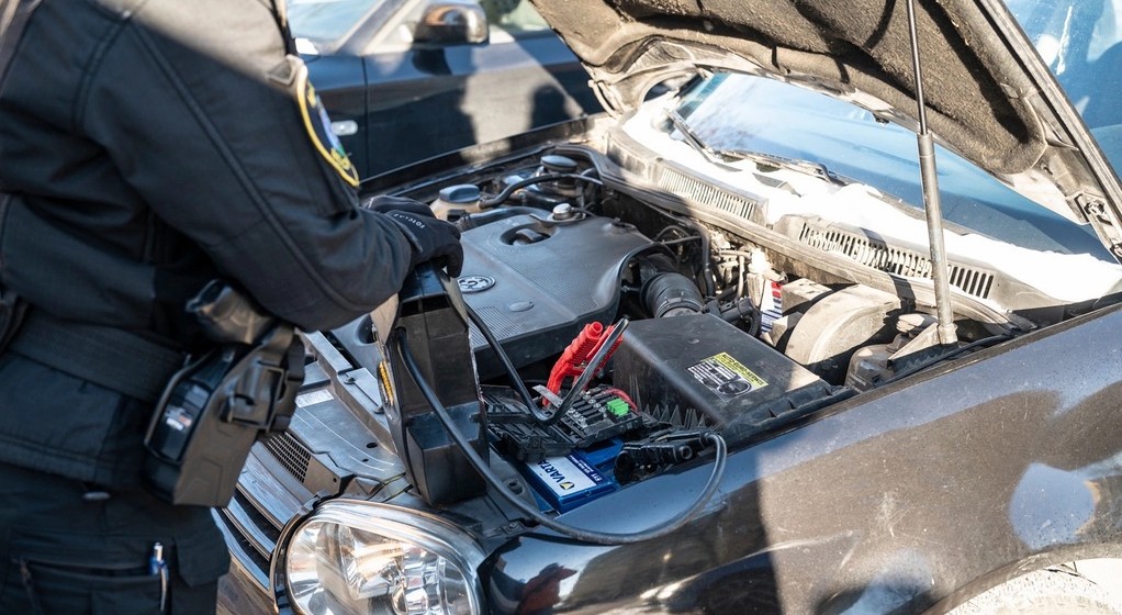 Awaryjne odpalanie samochodu na mrozie przez strażniczkę miejską