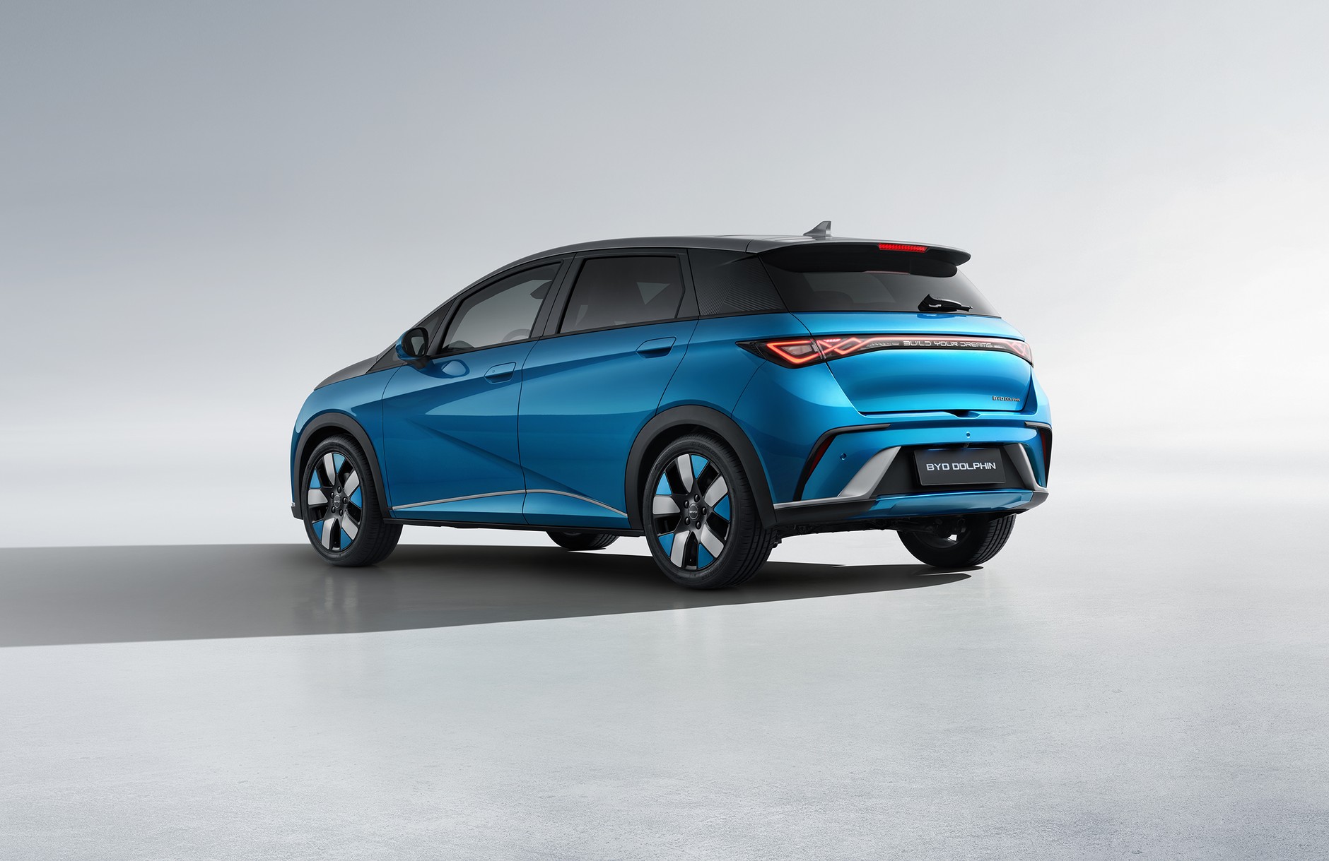 BYD Dolphin to jeden z bezpośrednich konkurentów VW ID.3 na chińskim rynku. Mimo zbliżonych cen dotychczas chińscy klienci chętniej kupowali BYD-a zamiast Volkswagena.