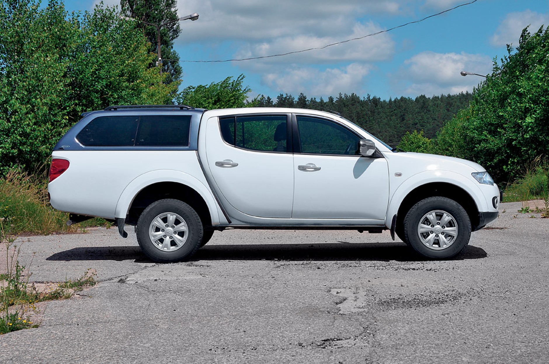 Pikapowy niezbędnik: montaż wykładziny skrzyni i zabudowy