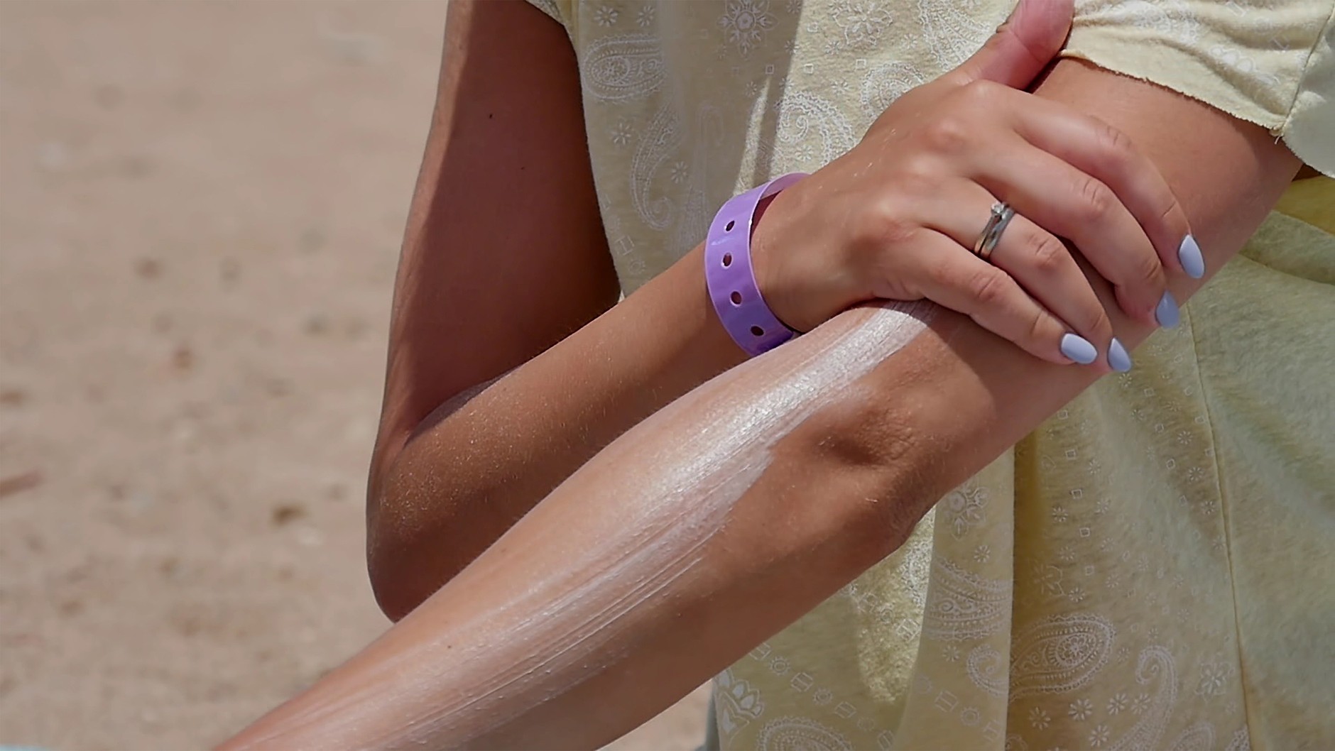 Popularne kosmetyki mogą wchodzić w reakcję z tworzywami w aucie