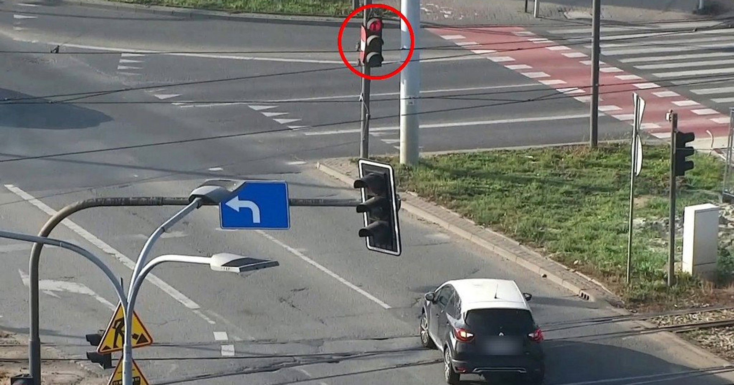 Kierowcy przejeżdżający na czerwonym świetle