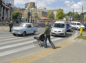 Zabiorą prawo jazdy za omijanie auta przed przejściem?
