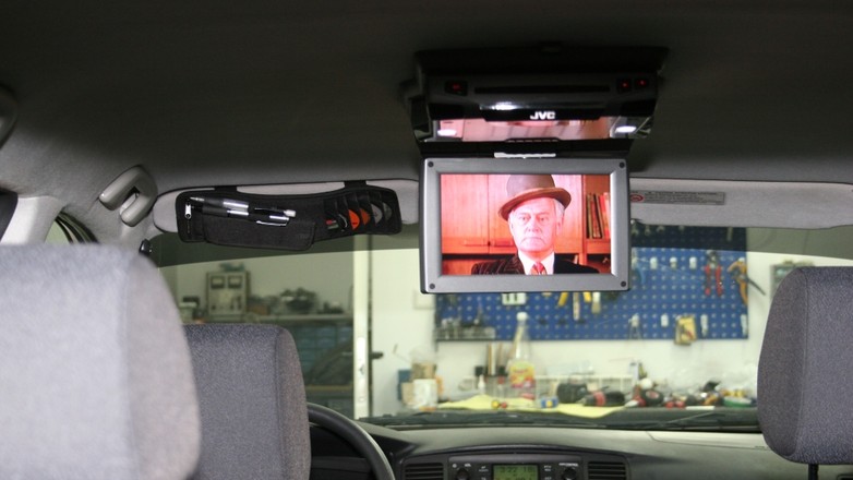 Podwieszany ekran jeszcze do niedawna był hitem wśród rodzin podróżujących z dziećmi.