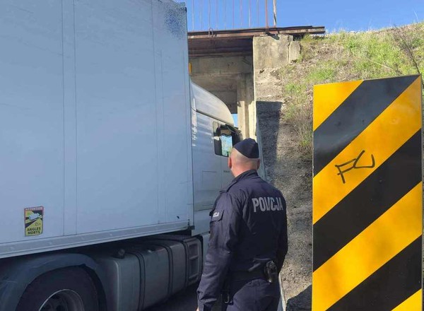 Zawiodła go nawigacja. Utknął ciężarówką pod wiaduktem w Tarnowie
