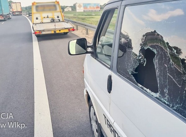 Zajechał drogę na ekspresówce i wybił szybę w aucie. Potem miał kolizję