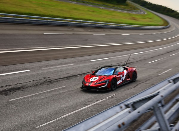 Nie Bugatti i nie Ferrari. To chińskie auto jest najszybszym seryjnym samochodem na świecie