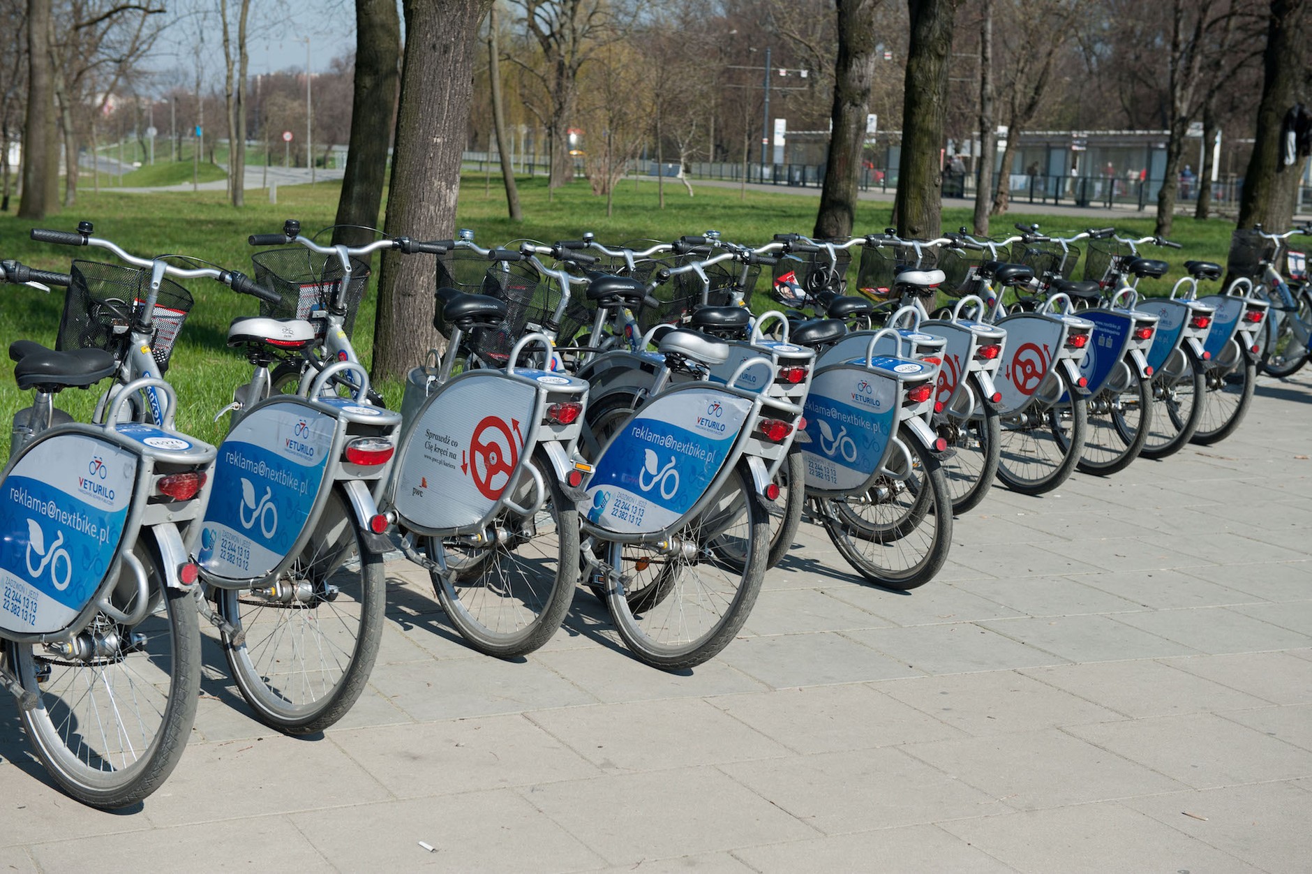 Rowery miejskie, uważane w wielu krajach za bezpieczny środek transportu, w Polsce zostały zawieszone przez przepisy krajowe. Do odwołania