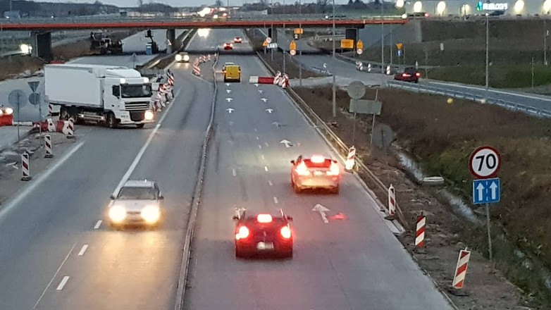 Zablokował pas autostrady barierami, żeby wrócić na drogę