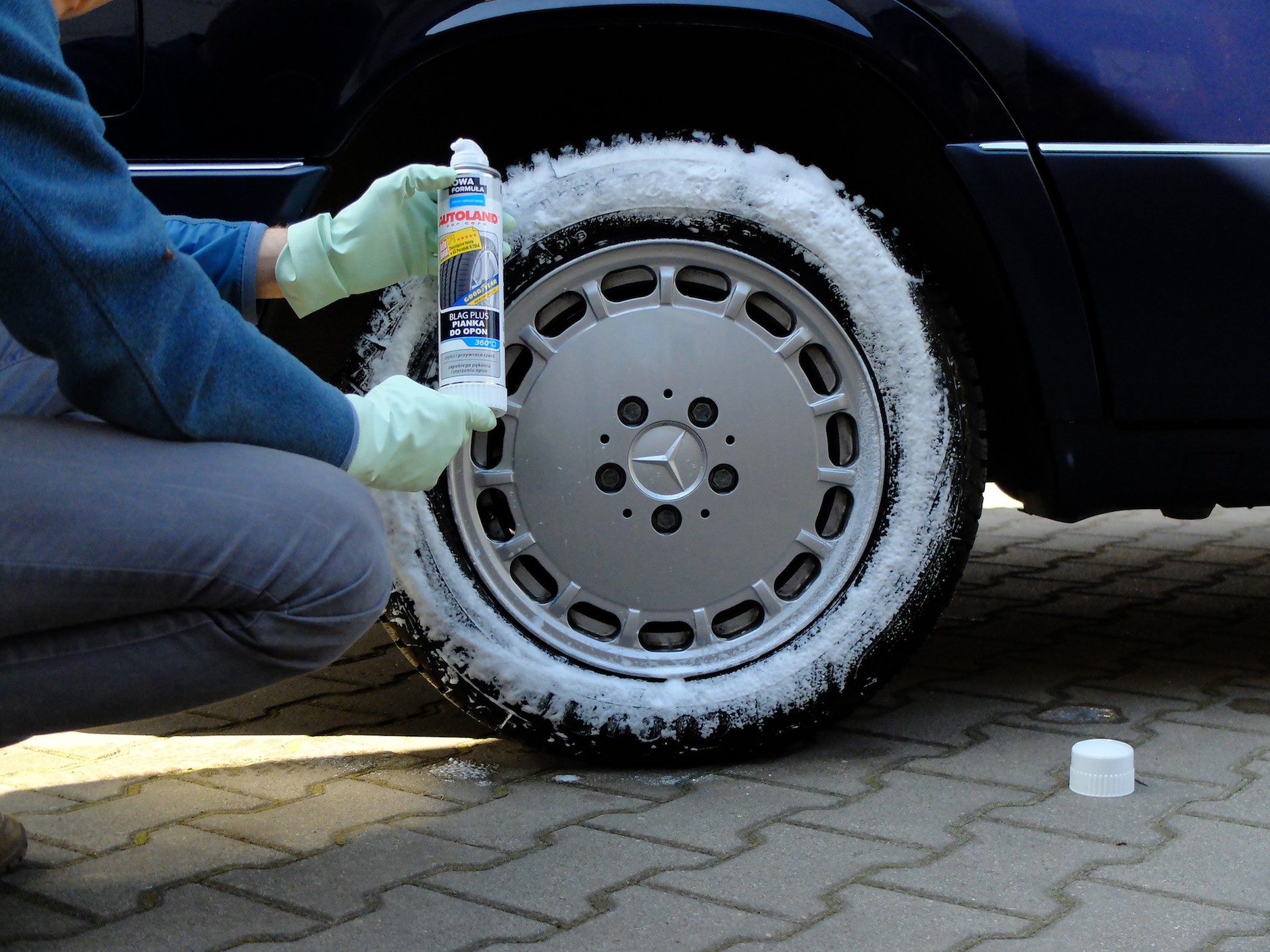 Do przywracania czarnego koloru opon służą specjalne płyny i pianki. Te w spreju są szczególnie wygodne
