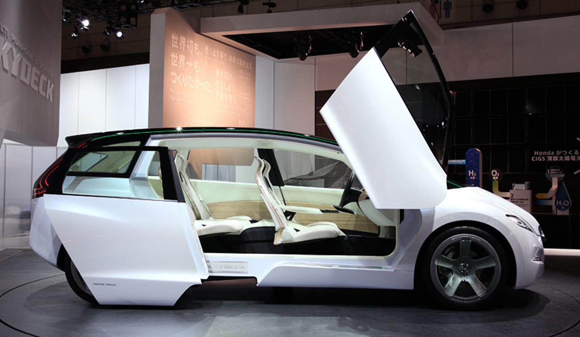 Tokio 2009: zero emisji, Celica powraca, elektryczne 4x4 (fotogaleria)