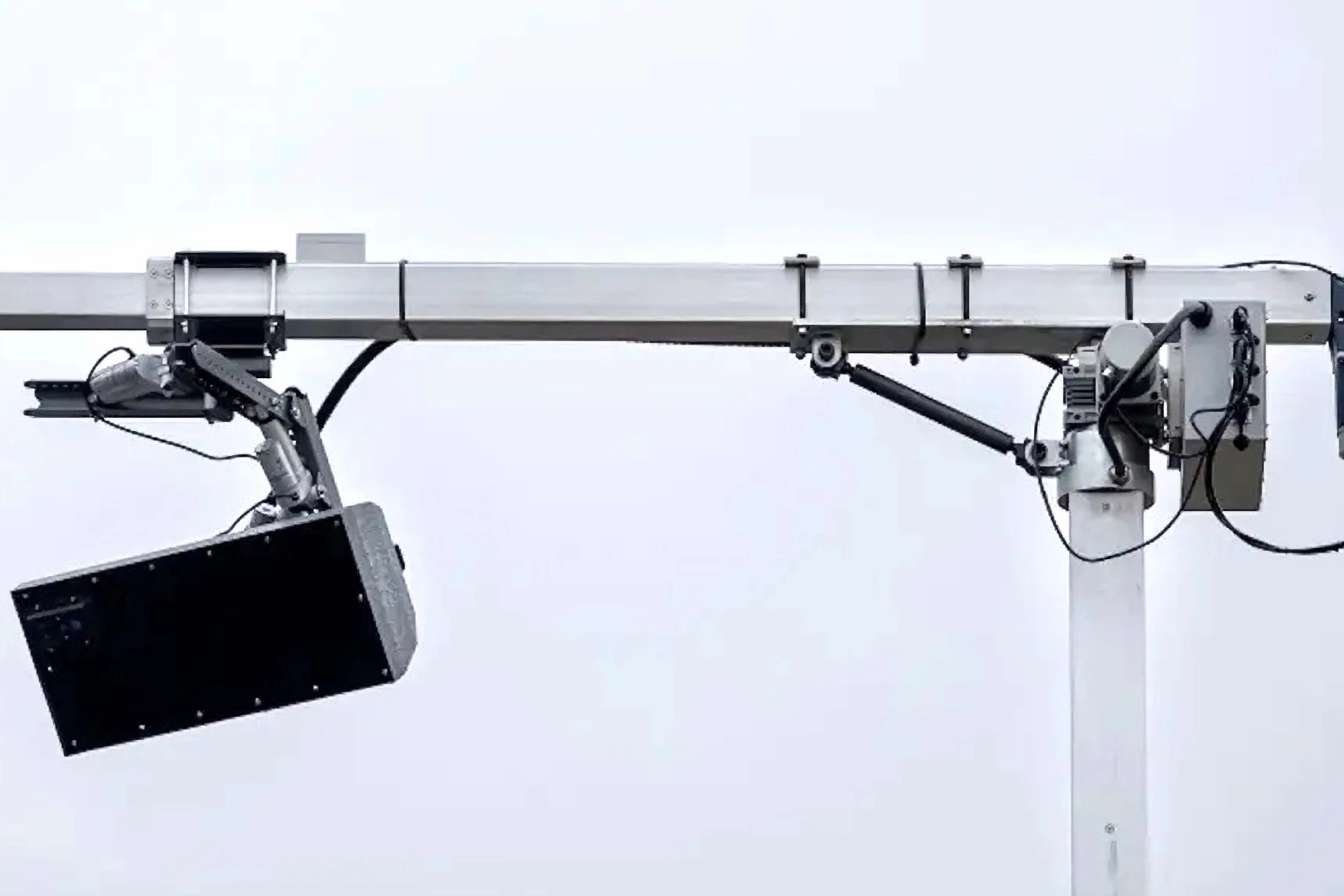 Nowy radar w Holandii skanuje wnętrze. Nie zmierzy prędkości, ale wykryje telefon