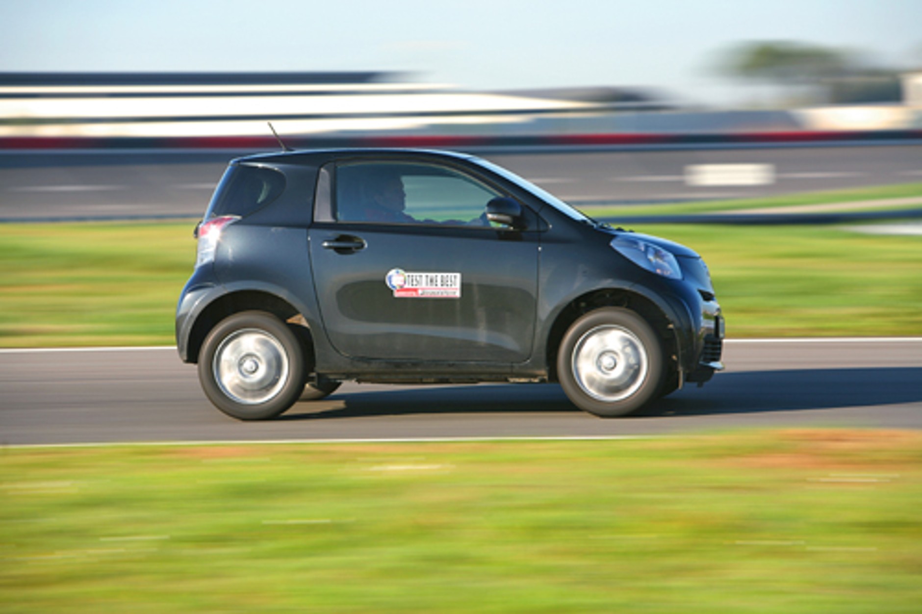 Toyota IQ kontra Ford KA, Smart i Fiat 500 - Kto robi najbardziej ciekawe mini?