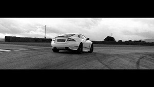 Jaguar XKR: Drapieżny kot na dopingu