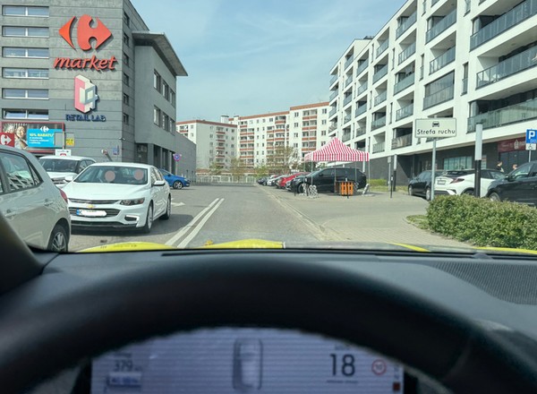 "Skąd mam wiedzieć, jakie tu są zasady?" - pyta Pan Michał. Wyjaśniamy zasady na parkingu pod marketem