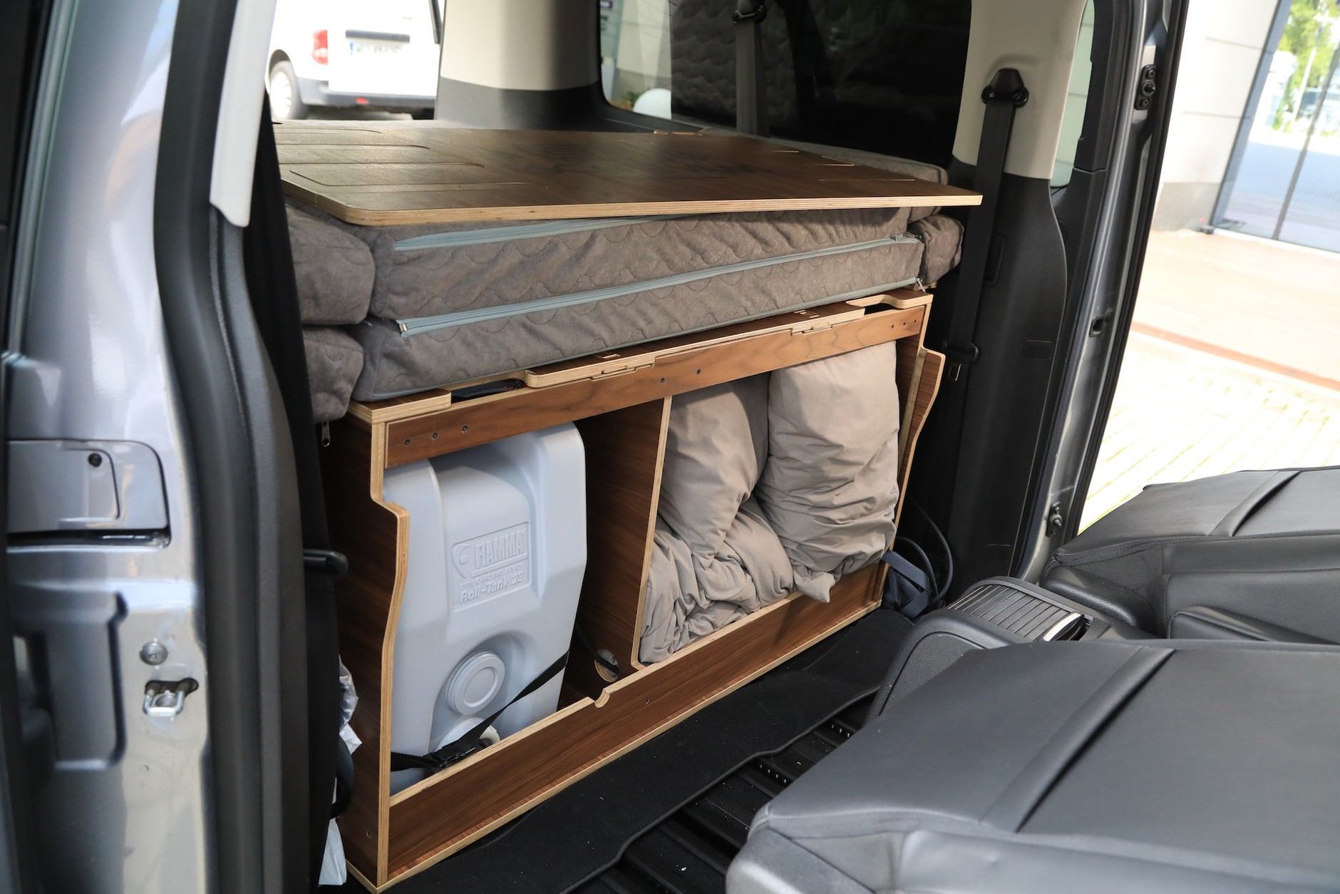 Zestaw kamperowy zamontowany w Toyocie Proace Verso