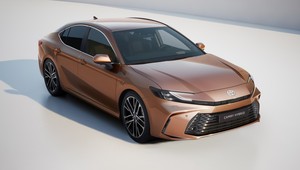 Nowa Toyota Camry trafi do Polski. Efektowna stylistyka i nowy napęd hybrydowy