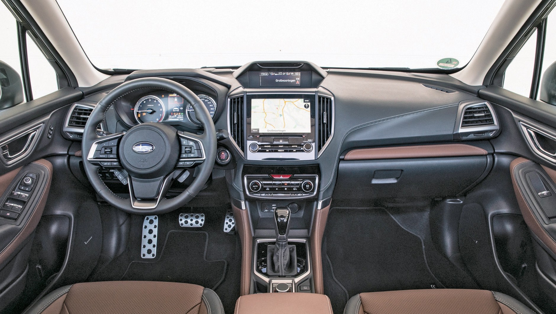 Subaru Forester 2022 - wizyta w kokpicie Subaru wygląda trochę jak podróż w czasie, ale nie będzie to przyszłość. I tak właśnie miało być – klasycznie, jak to kiedyś w SUV-ach bywało.