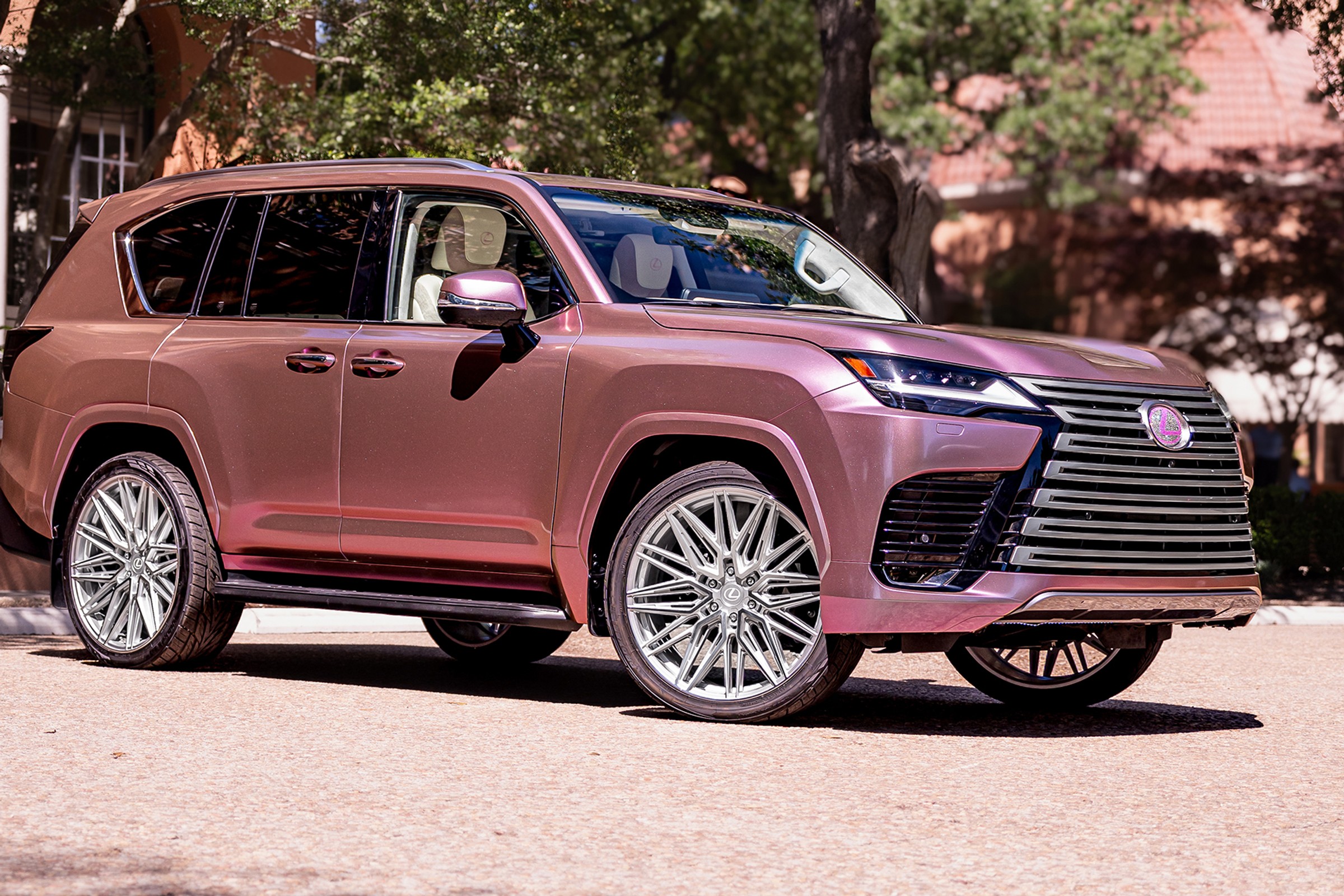 Ten SUV Lexusa jest różowy i ma suszarkę w standardzie. Nie, nie oszalaleli