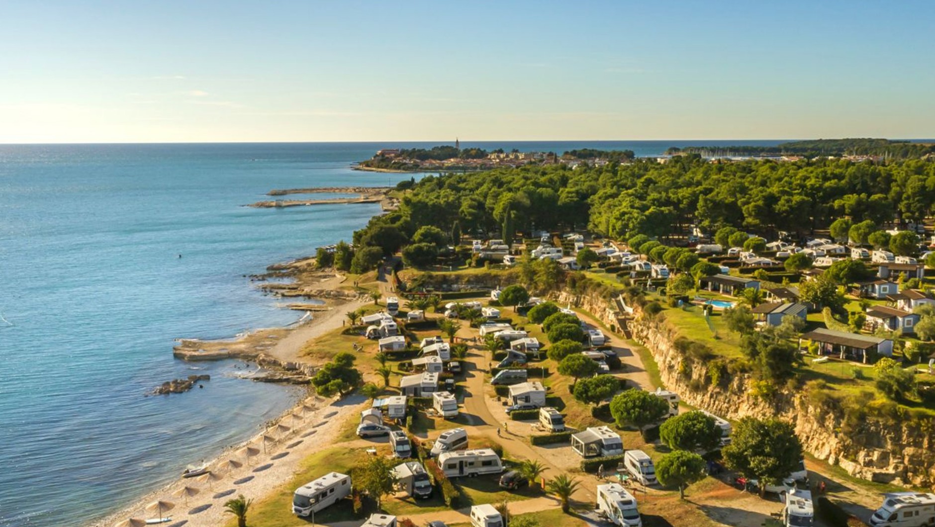 W Aminess Maravea Camping Resort cień zapewniają las dębowy i drzewa oliwne