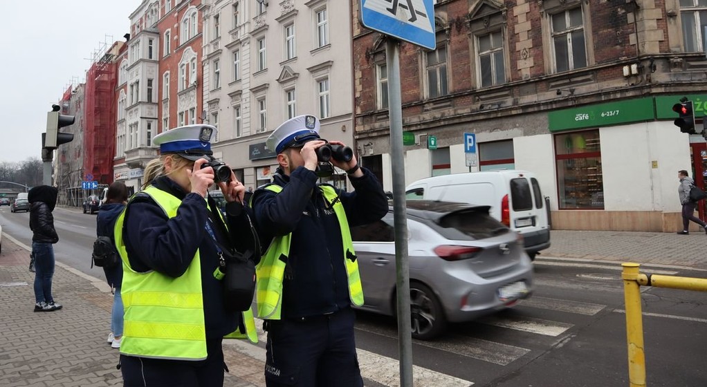 Policjanci drogówki z lornetkami