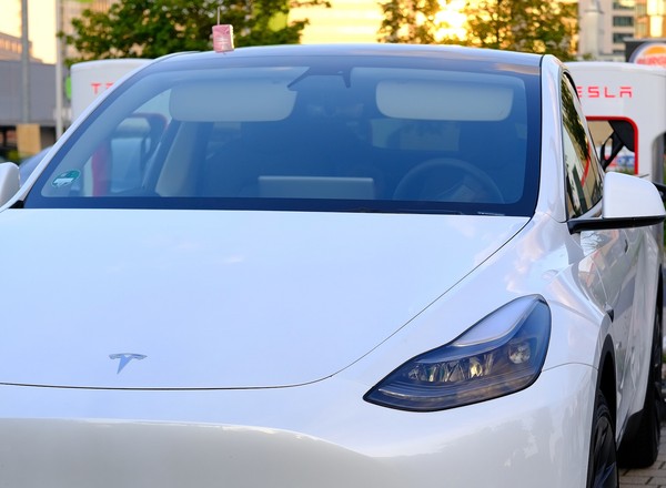 Elon Musk znów tnie ceny Tesli. Ale tym razem promocja ma "haczyk"