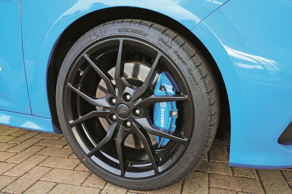 Honda Civic Type R kontra Ford Focus RS - który hot-hatch jest lepszy na torze?