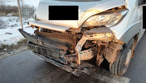 Kierowca auta dostawczego nie ustąpił pierwszeństwa pociągowi. To mogło skończyć się tragedią