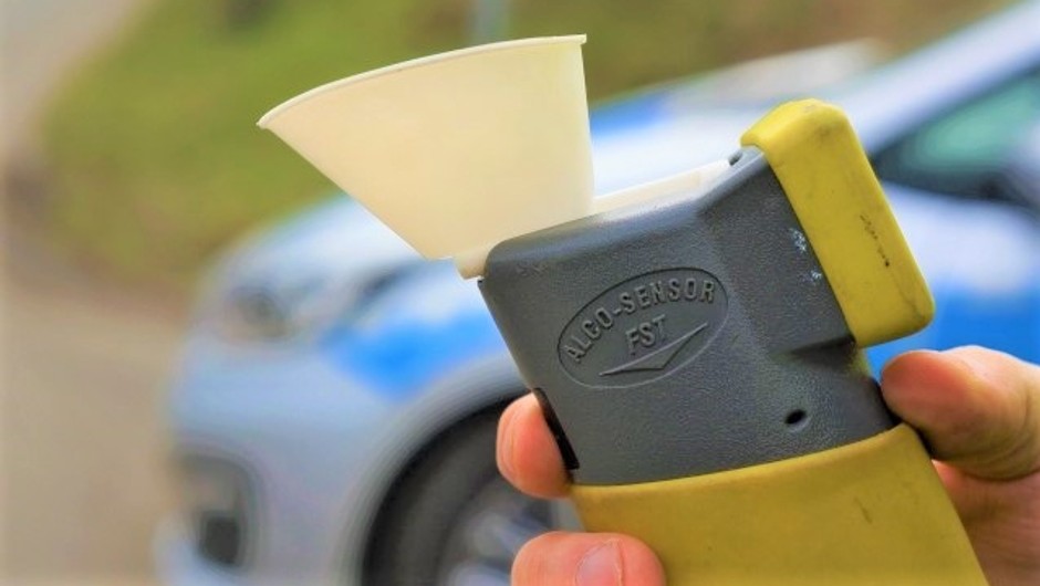 Policjanci złapali go na przekroczeniu prędkości o 24 km/h, ale to był jego najmniejszy "problem"