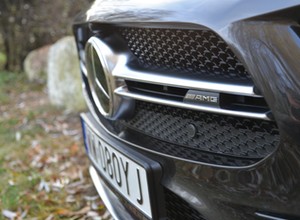 Zwarcie po zatrzymaniu pojazdu przyczyną akcji serwisowej Mercedesa
