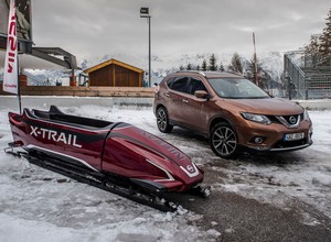 Nissan X-trail jeździ po lodzie