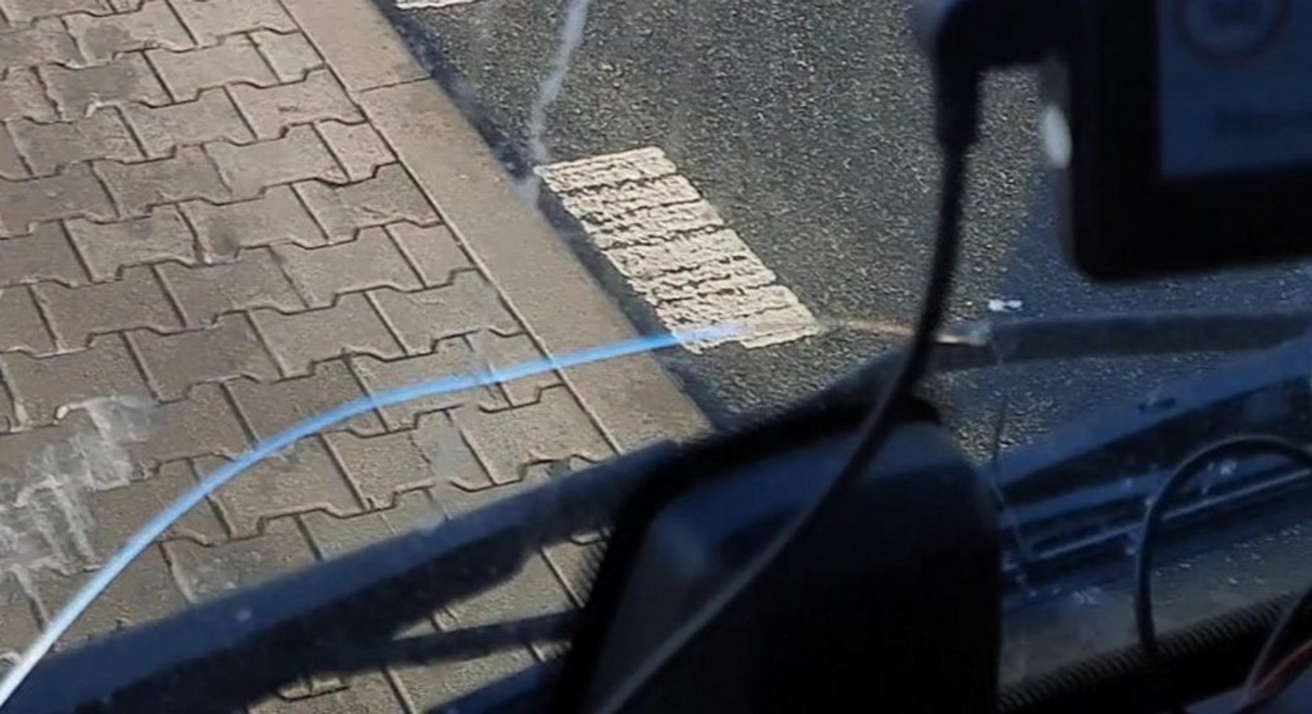 Pęknięta szyba łotewskiego ciągnika siodłowego