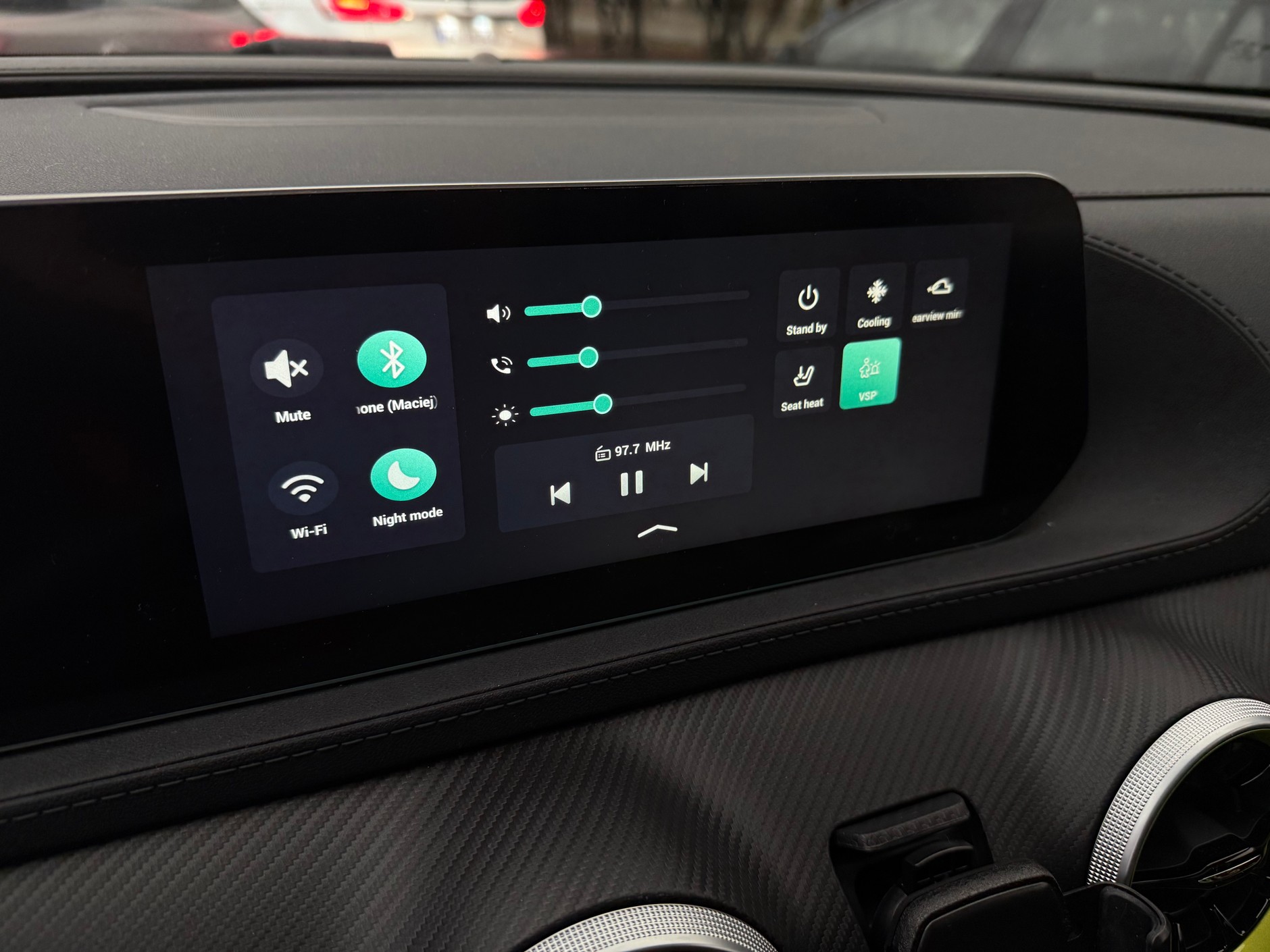 Starsza, ale wciąż aktualna konstrukcja. Grafika i jakość ekranu nie powalają