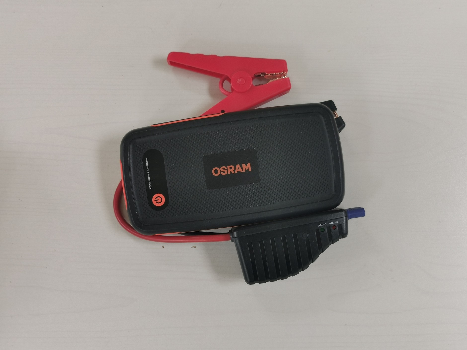 Mobilne magazyny energii: kieszonkowy powerbank rozruchowy Osram: potrafi uruchomić auto z rozładowanym akumulatorem, nie zasili lodówki, ale naładuje telefon. No i mieści się w kieszeni – czyli coś za coś.