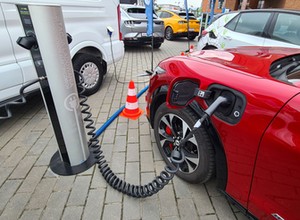 Więcej ładowarek do aut elektrycznych. Mieszkańcy bloków nie będą wykluczeni?