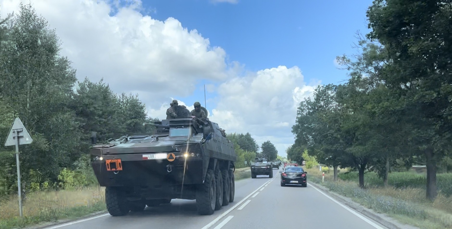 Kolumna wozów wojskowych. Zdjęcie ilustracyjne