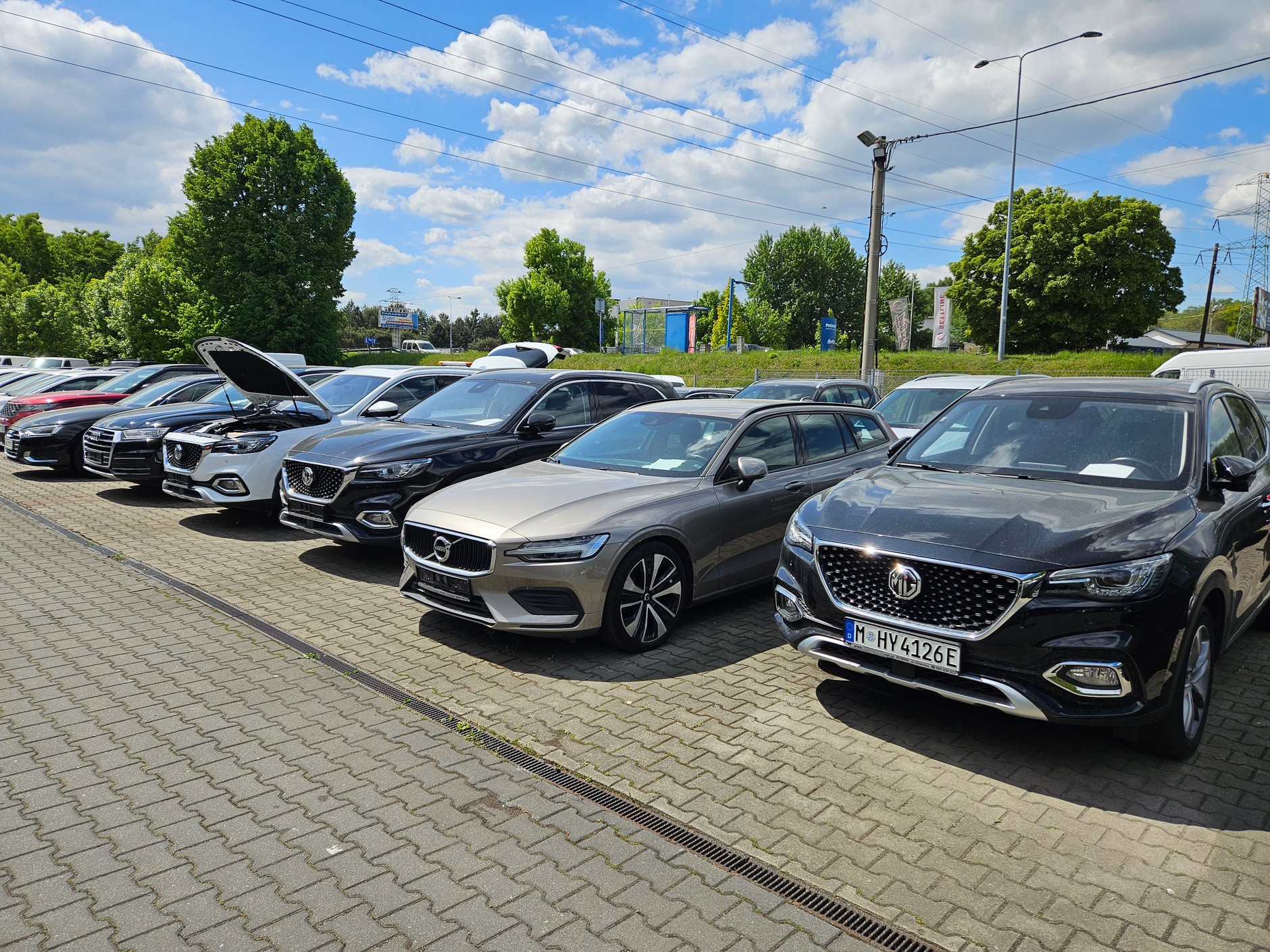 W rzeczywistości używanych chińskich SUV-ów na sprzedaż jest dużo więcej niż w ogłoszeniach. Jeśli ktoś ma na sprzedaż 20 aut, wystawia jeden lub dwa, bo ogłoszenia są drogie