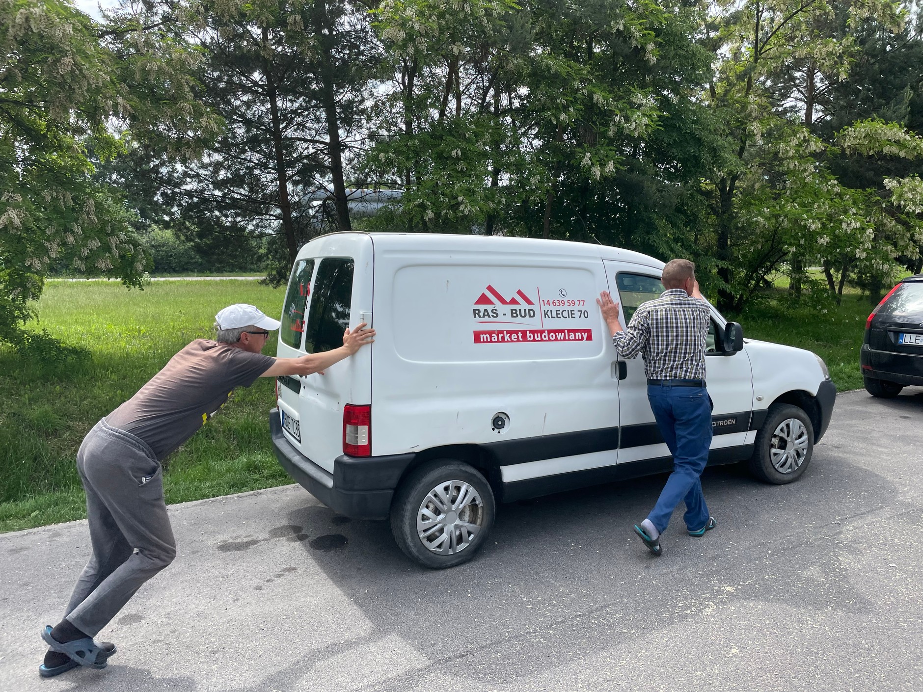 Nowoczesne auta nie tolerują odpalania "na pych". Lepiej pożyczyć prąd