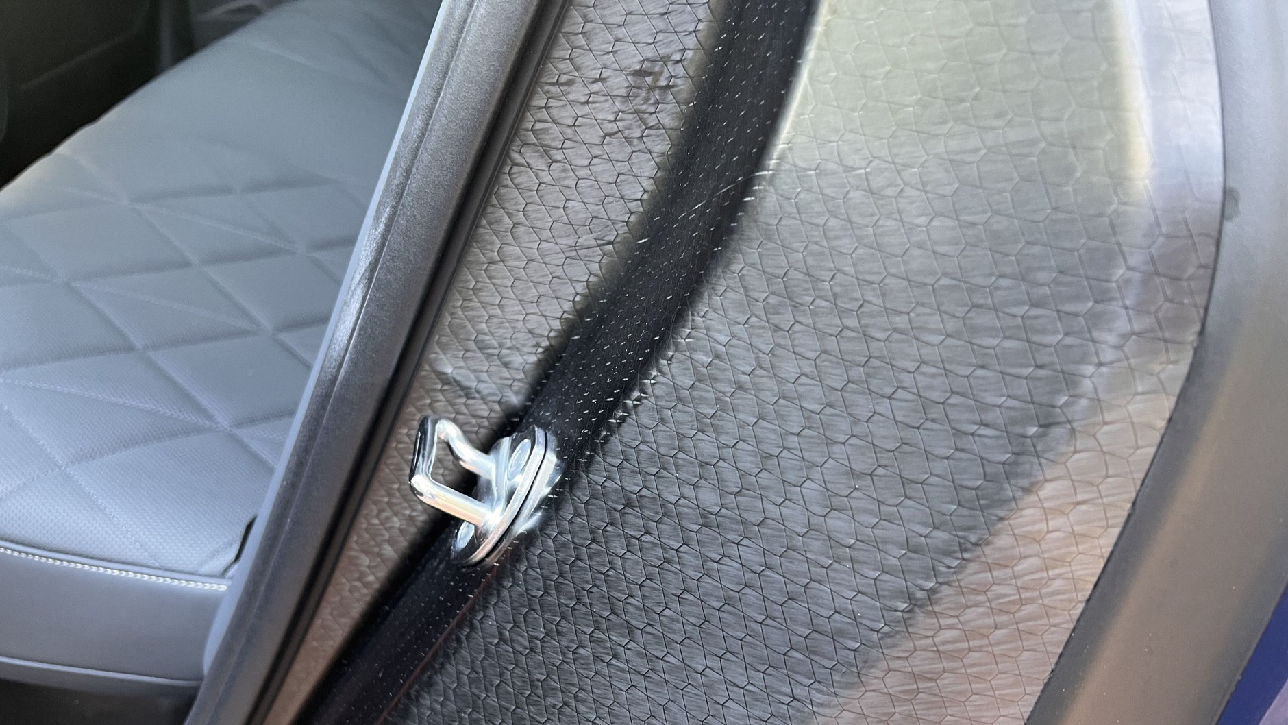 Elementy skorupy elektrycznego BMW iX wykonane z tworzywa wzmocnionego karbonem