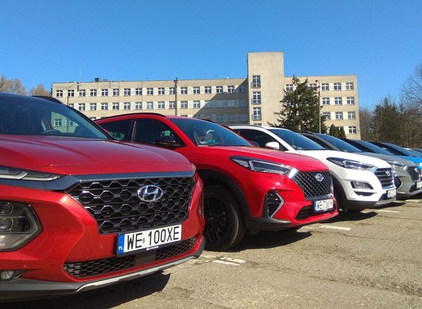 Hyundai przekazuje samochody szpitalowi