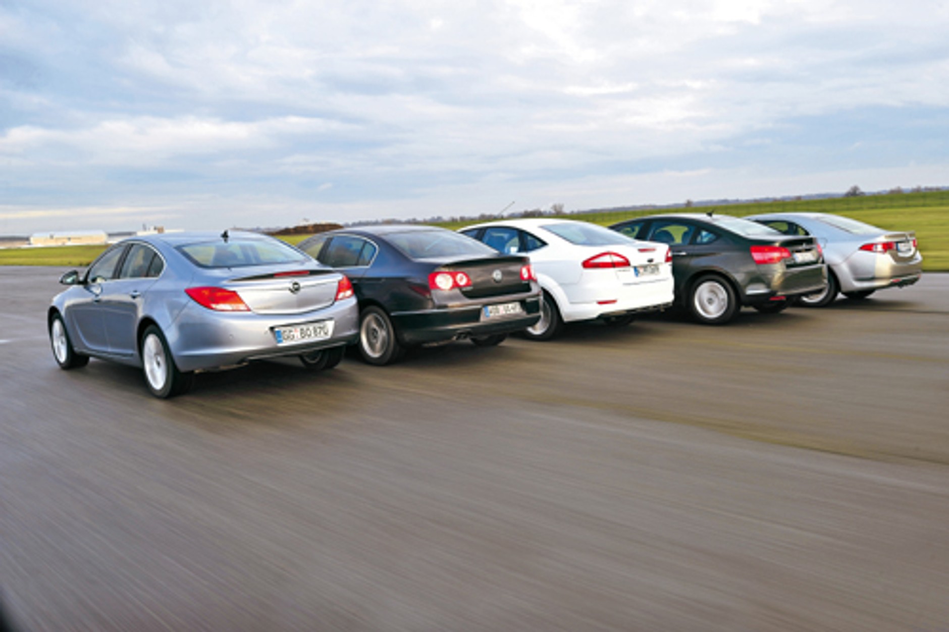 Opel Insignia kontra Honda Accord, VW Passat, Ford Mondeo i Citroen C5 - Oto piorunujące uderzenie Opla